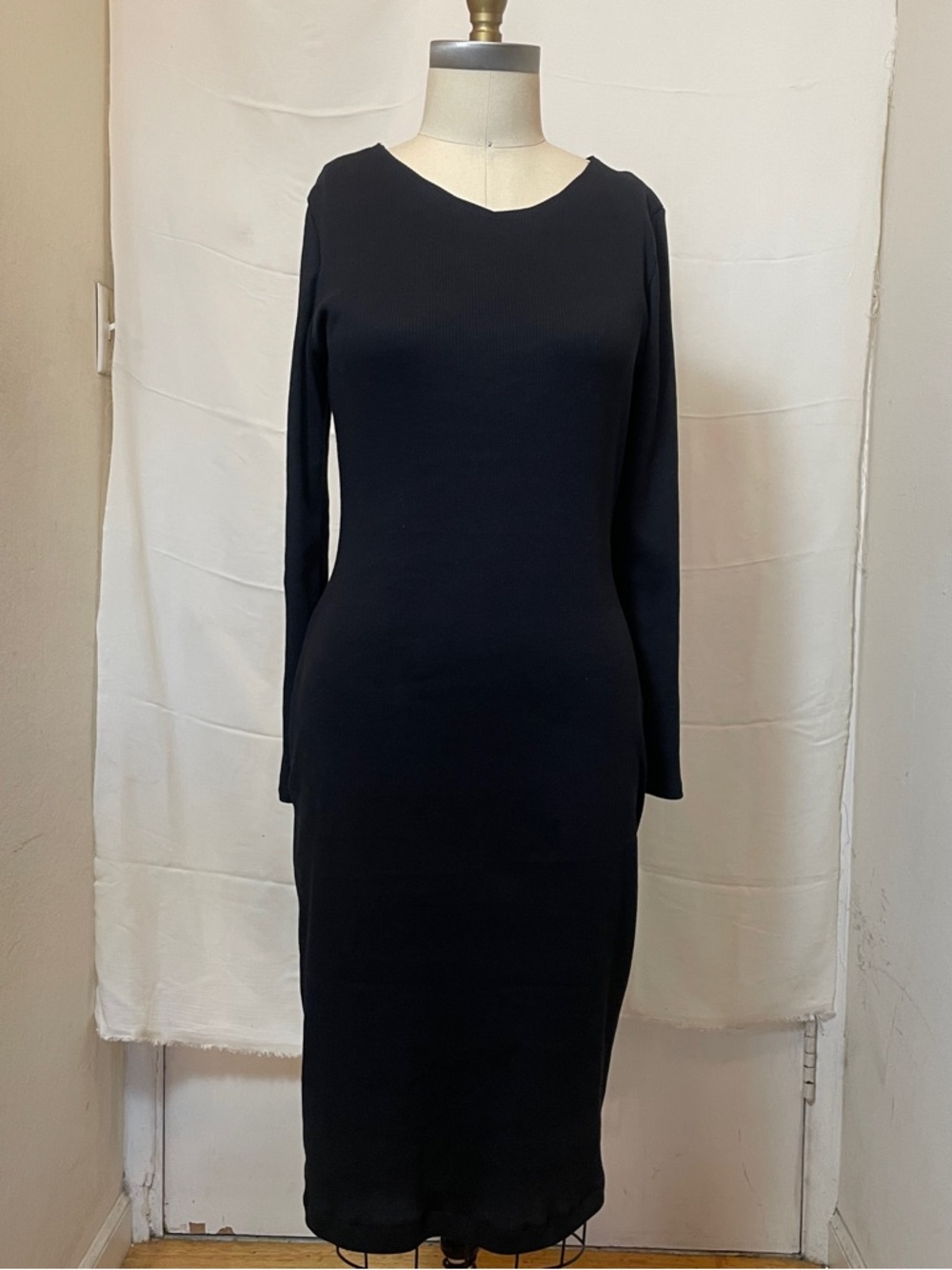 Black Long-Sleeve Midi Dress — Sleek Everyday Style casual sophistication!